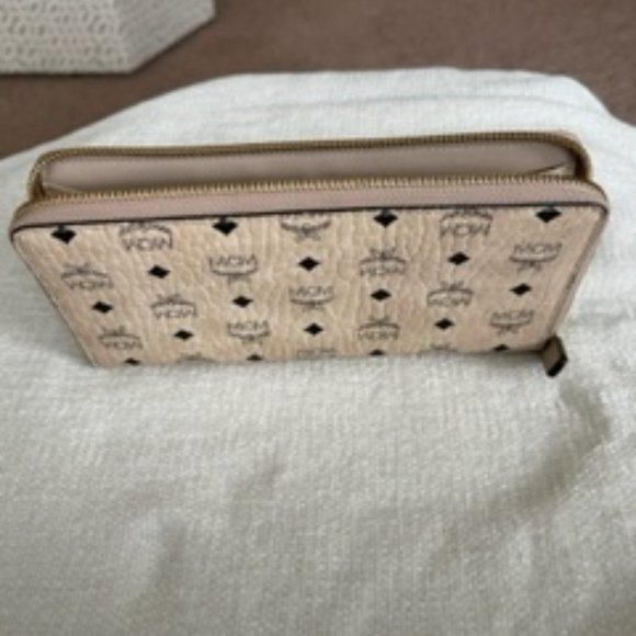 MCM Handbag and matching wallet - Picture 7 of 7